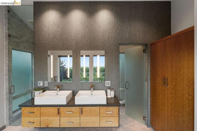 12131 Skyline Blvd, Oakland, CA 94619
