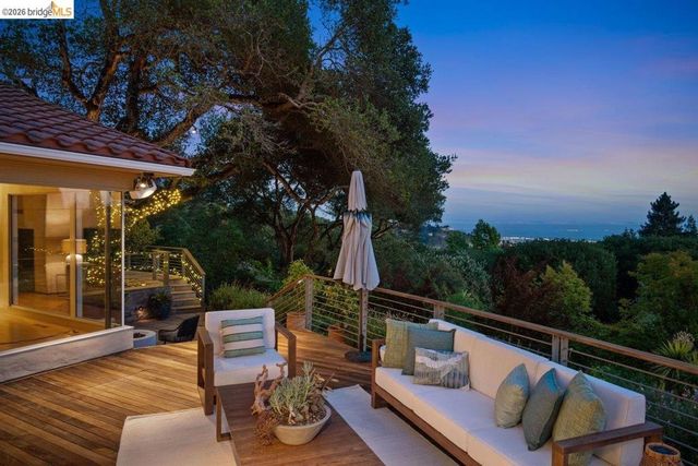 12131 Skyline Blvd, Oakland, CA 94619