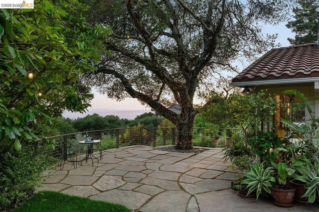 12131 Skyline Blvd, Oakland, CA 94619