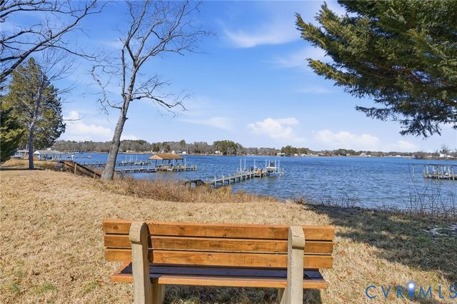 82 Westmoreland Blvd, Hague, VA 22469