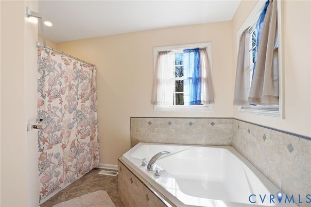 82 Westmoreland Blvd, Hague, VA 22469