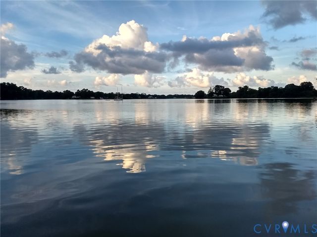 82 Westmoreland Blvd, Hague, VA 22469