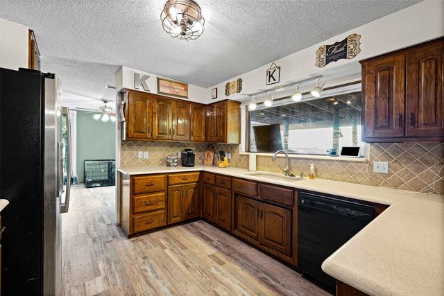 1612 Lakecrest Circle, Granbury, TX 76048