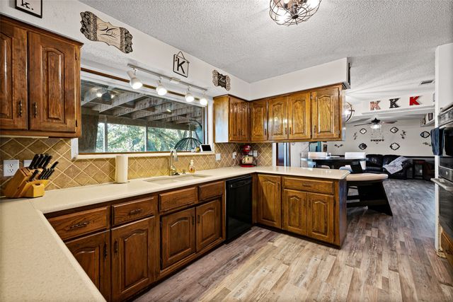 1612 Lakecrest Circle, Granbury, TX 76048