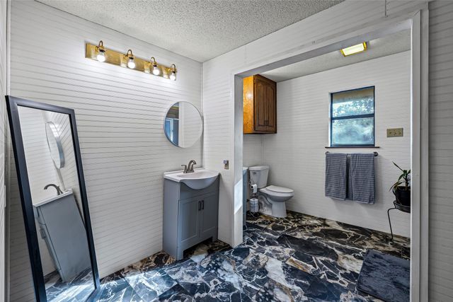 1612 Lakecrest Circle, Granbury, TX 76048