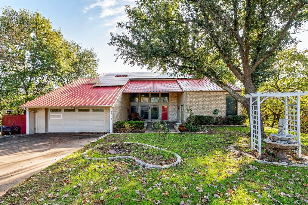 1612 Lakecrest Circle, Granbury, TX 76048