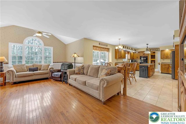 210 Evergreen Court, Ross Twp, PA 18353