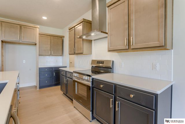 8704 Legacy Street, Papillion, NE 68046