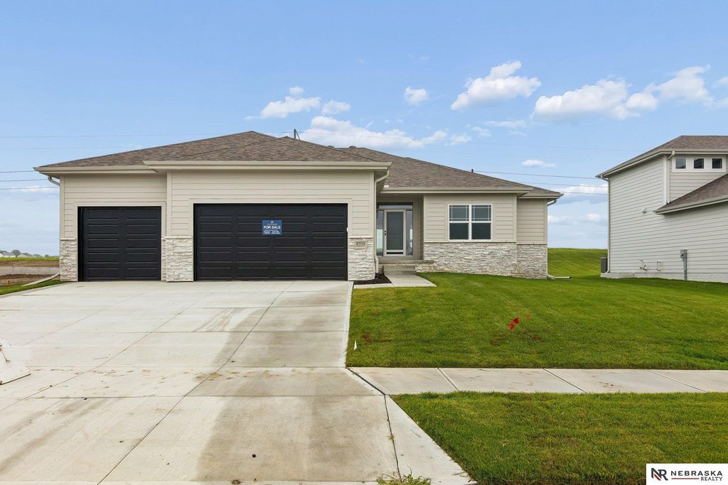 8704 Legacy Street, Papillion, NE 68046
