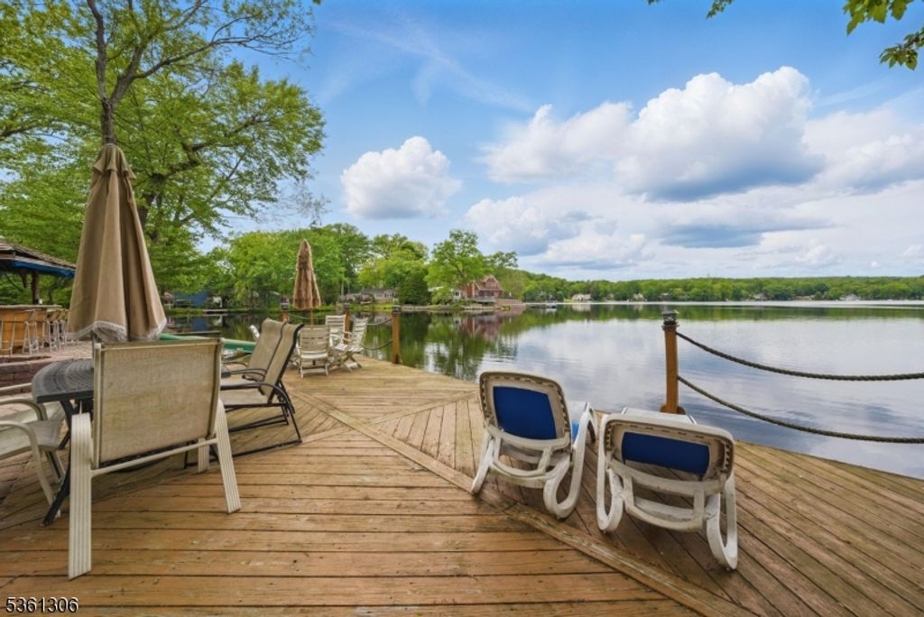 110 E Shawnee Trl, Jefferson Twp., NJ 07849