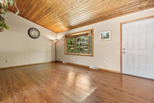 620 Prairie View DRIVE, North Prairie, WI 53153