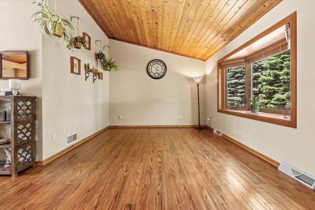 620 Prairie View DRIVE, North Prairie, WI 53153