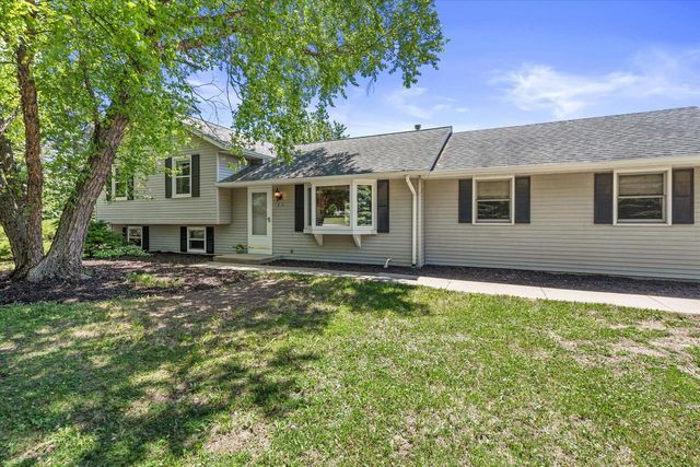 620 Prairie View DRIVE, North Prairie, WI 53153