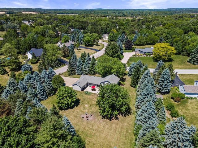 620 Prairie View DRIVE, North Prairie, WI 53153