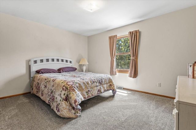 620 Prairie View DRIVE, North Prairie, WI 53153