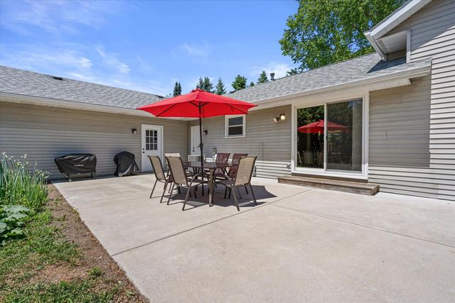 620 Prairie View DRIVE, North Prairie, WI 53153