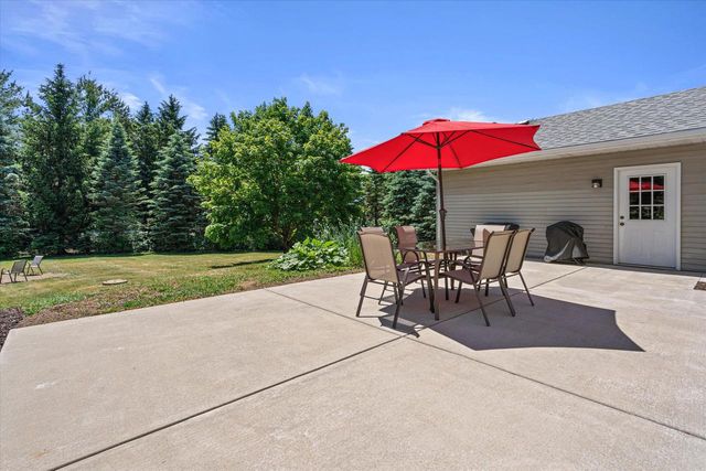 620 Prairie View DRIVE, North Prairie, WI 53153