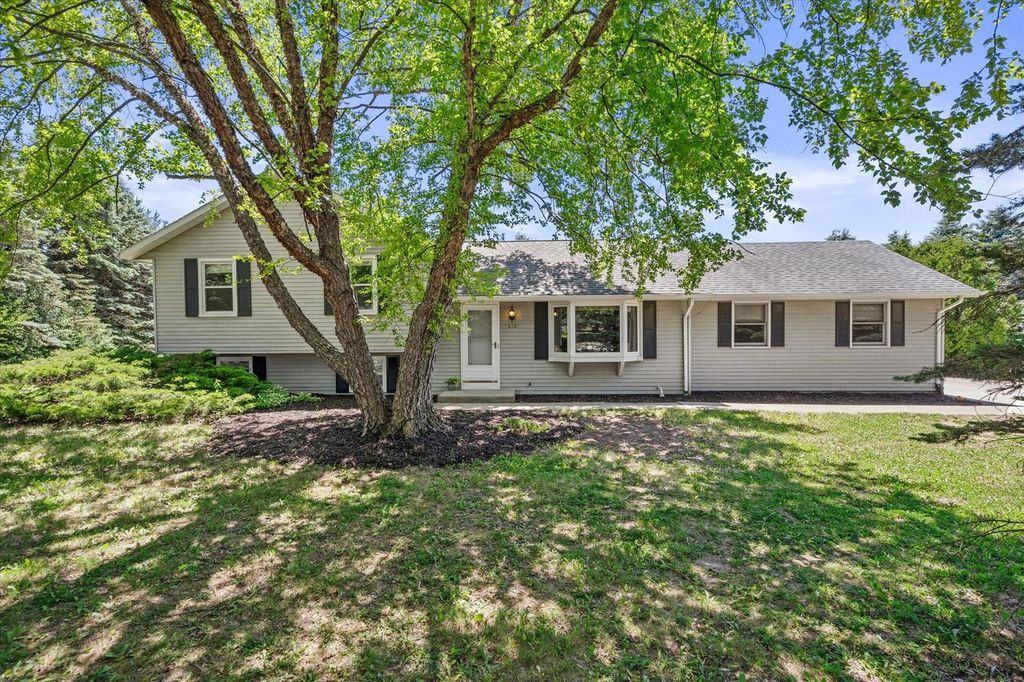 620 Prairie View DRIVE, North Prairie, WI 53153