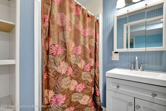 1099 Brookside Drive, Grand Ledge, MI 48837