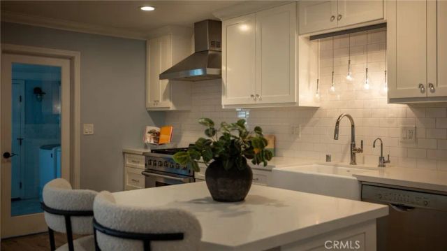 2332 Vista Huerta, Newport Beach, CA 92660