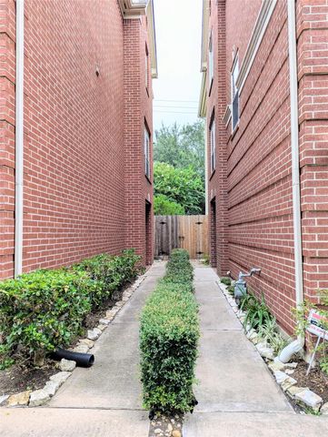 830 E Heights Hollow Ln, Houston, TX 77007