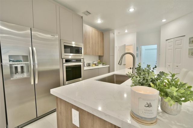 1515 Passion Vine Circle 21, Weston, FL 33326