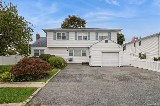 31 E June Street, Lindenhurst, NY 11757