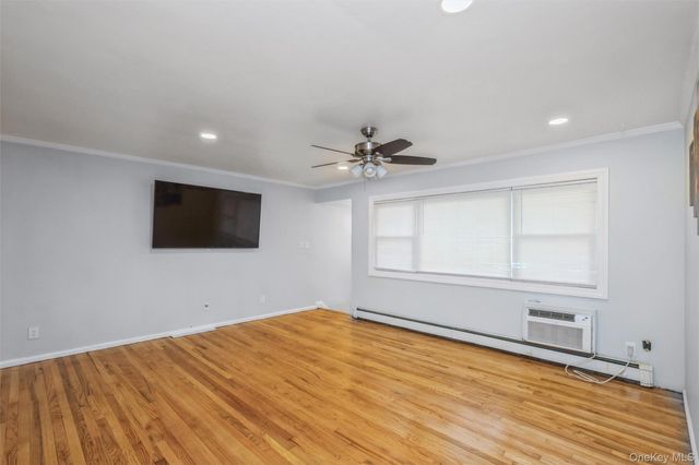 31 E June Street, Lindenhurst, NY 11757