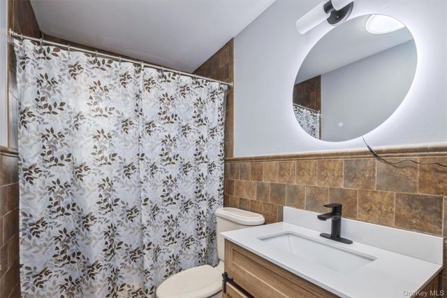 31 E June Street, Lindenhurst, NY 11757