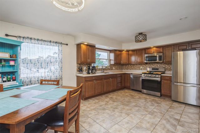 31 E June Street, Lindenhurst, NY 11757