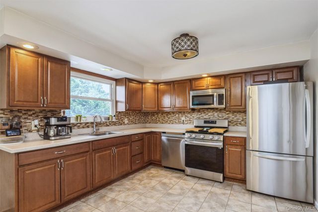 31 E June Street, Lindenhurst, NY 11757
