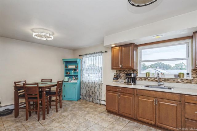 31 E June Street, Lindenhurst, NY 11757