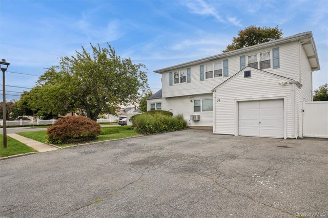 31 E June Street, Lindenhurst, NY 11757