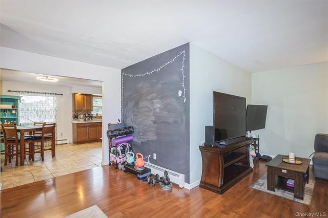 31 E June Street, Lindenhurst, NY 11757