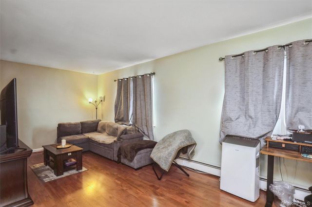 31 E June Street, Lindenhurst, NY 11757