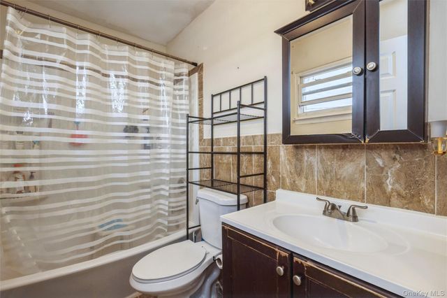 31 E June Street, Lindenhurst, NY 11757