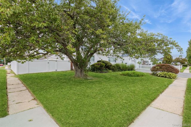 31 E June Street, Lindenhurst, NY 11757