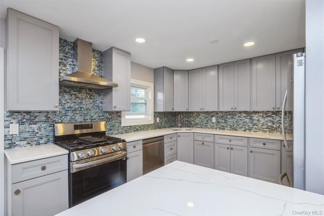 31 E June Street, Lindenhurst, NY 11757