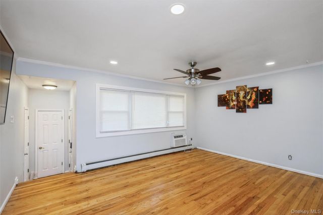 31 E June Street, Lindenhurst, NY 11757