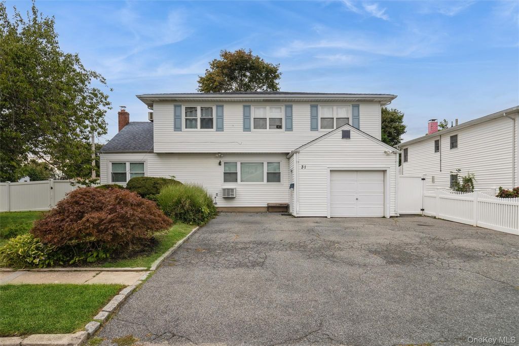 31 E June Street, Lindenhurst, NY 11757 — photo 2