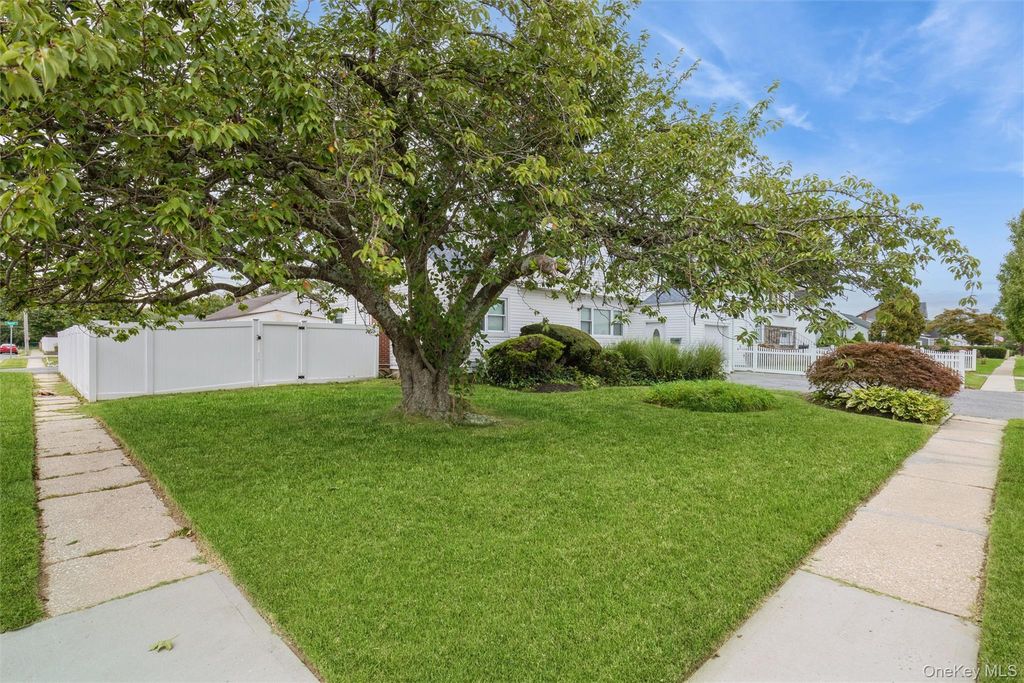 31 E June Street, Lindenhurst, NY 11757 — photo 4