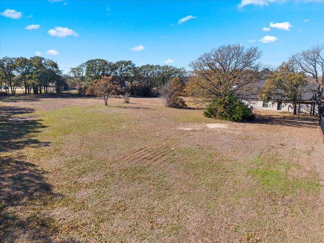 1055 Hidden Oaks Drive, Wills Point, TX 75169