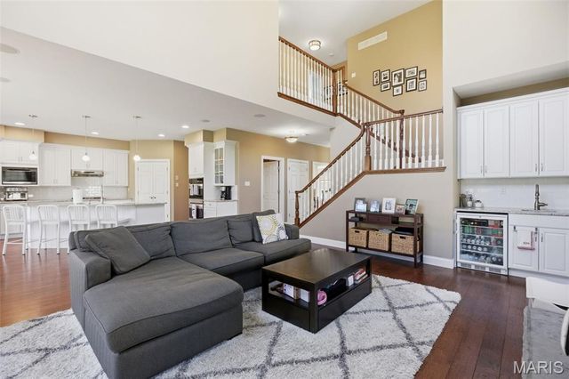 7 E Villa Avenue, Olivette, MO 63132