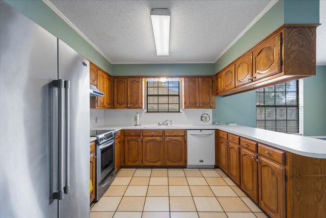 1910 Inglewood St, Henderson, TX 75654
