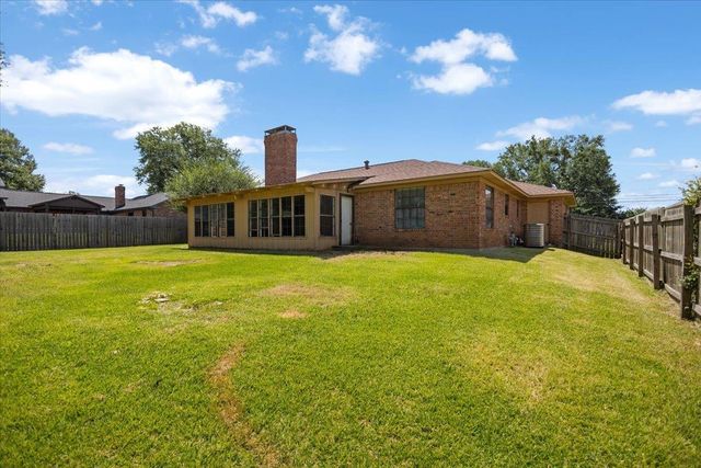 1910 Inglewood St, Henderson, TX 75654