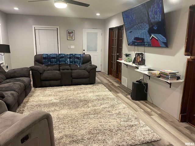 88 20TH Avenue North, Clinton, IA 52732