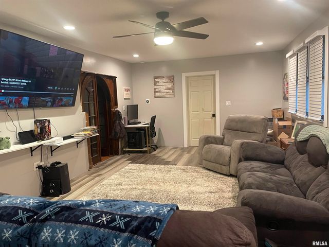 88 20TH Avenue North, Clinton, IA 52732