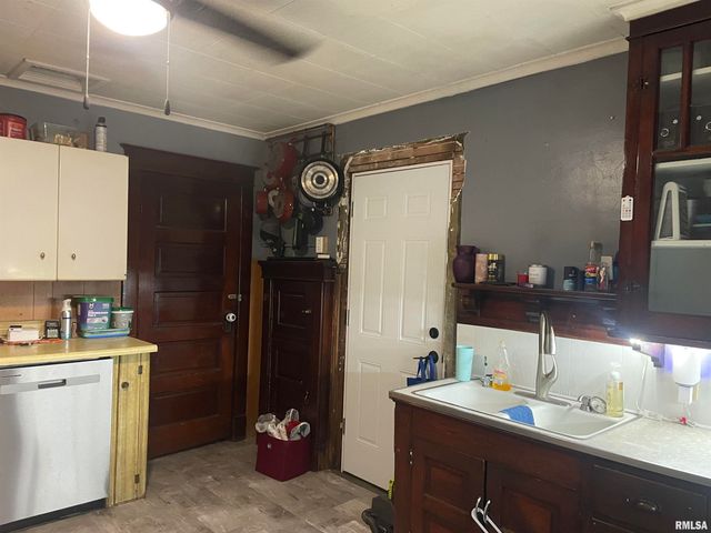 88 20TH Avenue North, Clinton, IA 52732