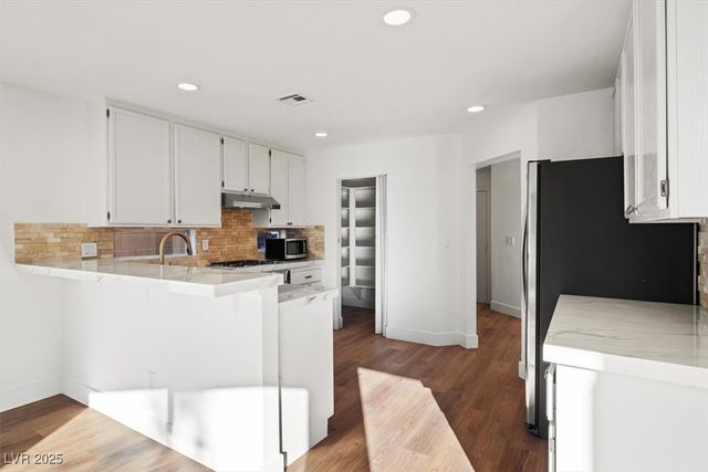 8009 Celebreeze Court, Las Vegas, NV 89145