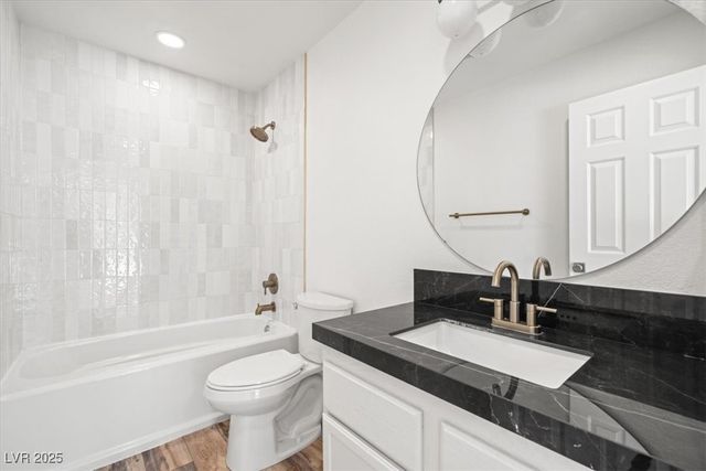 8009 Celebreeze Court, Las Vegas, NV 89145